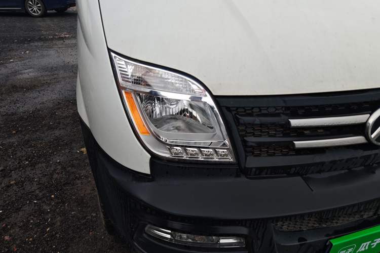 Used SAIC MAXUS Xintu V80 2019 2.5T Classic Edition 6-Speed Manual – Aoyuntong Short Wheelbase Mid-Height Design 5/6 Seats
