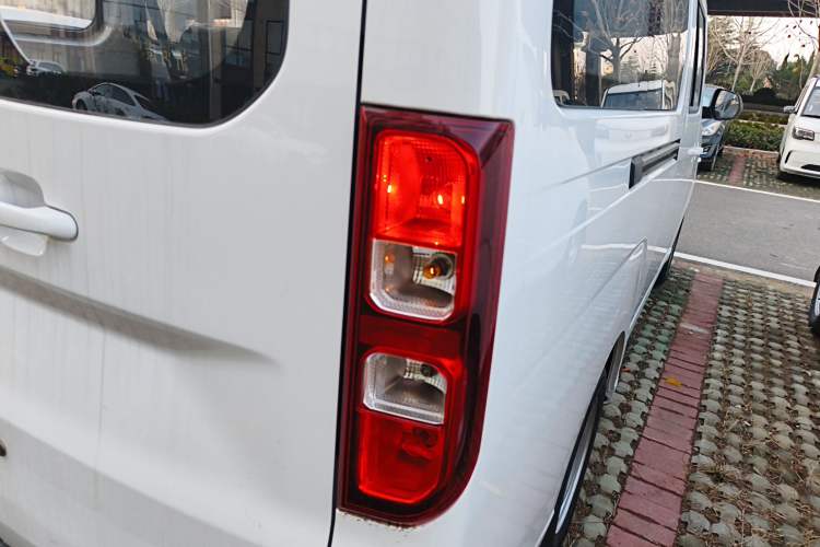 Used Wuling Yangguang 2024 300KM Comfort Version Passenger Van 75kW
