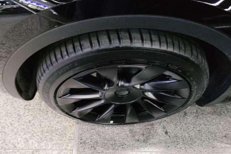 Used Tesla Model Y 2023 Long-Range All-Wheel-Drive Version
