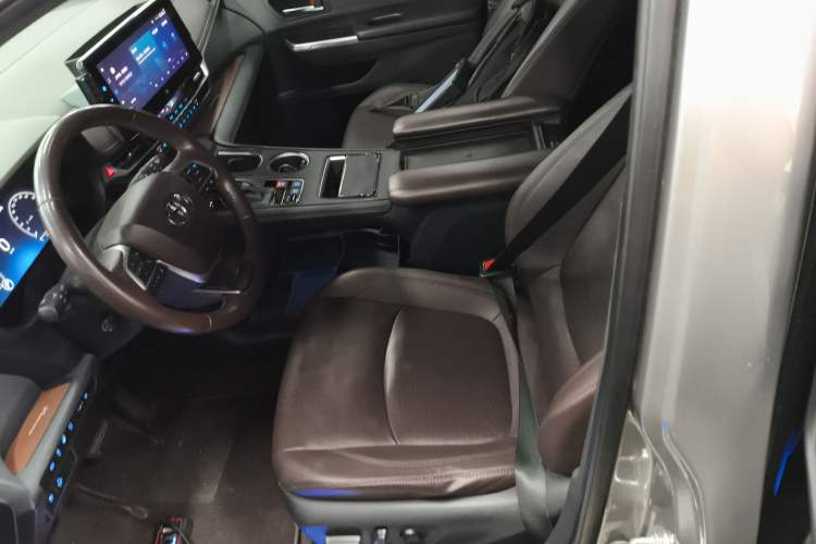 Used Toyota Sienna 2021 2.5L Hybrid Platinum Edition