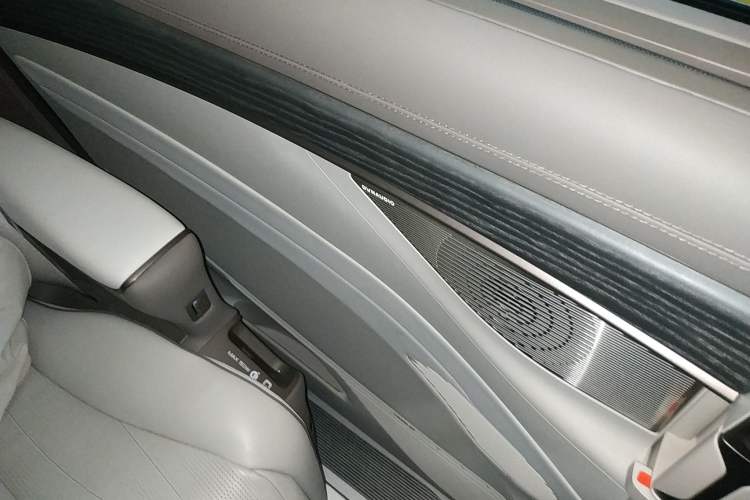 Used Denza D9 2022 EV 600 Four-Wheel Drive Prestige Model
