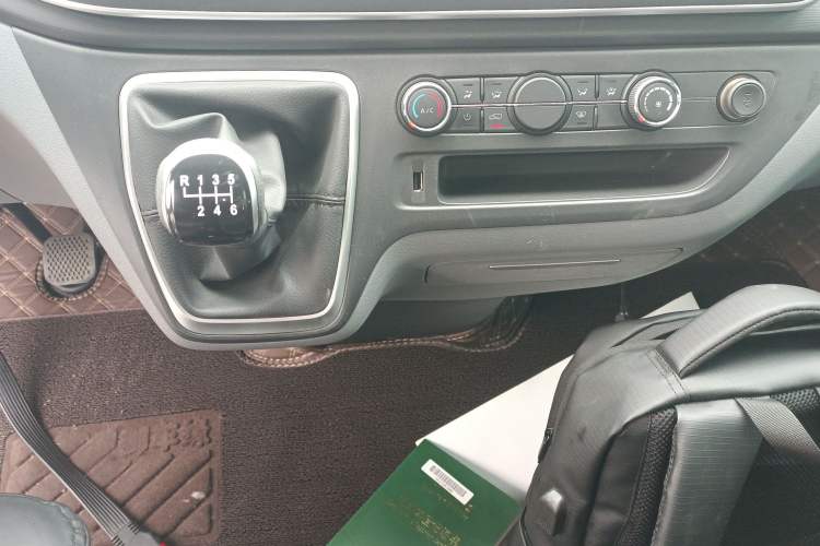 Used SAIC MAXUS Xintu V80 2023 2.0T Manual Classic Aoyuntong Short Wheelbase Mid-Roof 5/6-Seater
