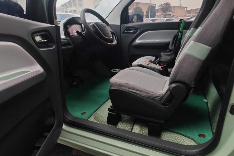 Used Wuling Hongguang MINIEV 2021 Macaron Sandwich Model 120 km Lithium NMC
