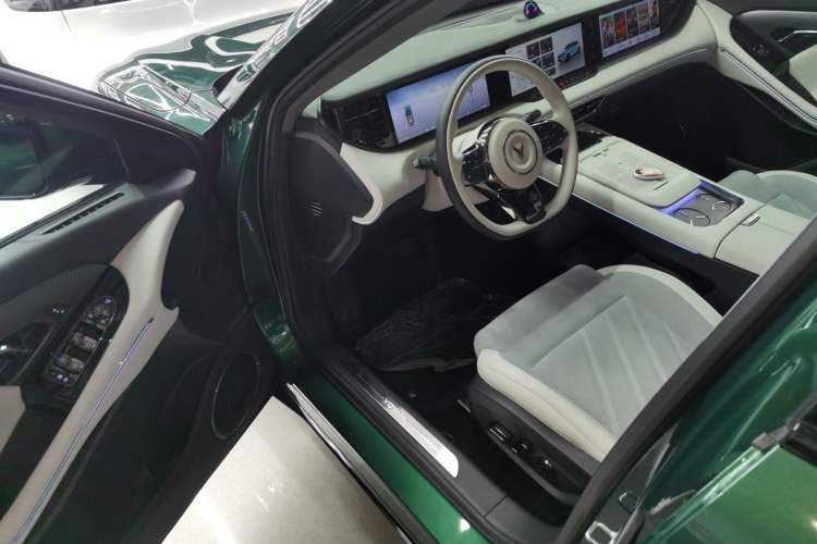 Used VOYAH FREE 2025 318 259 km All-Wheel-Drive Exploration Edition
