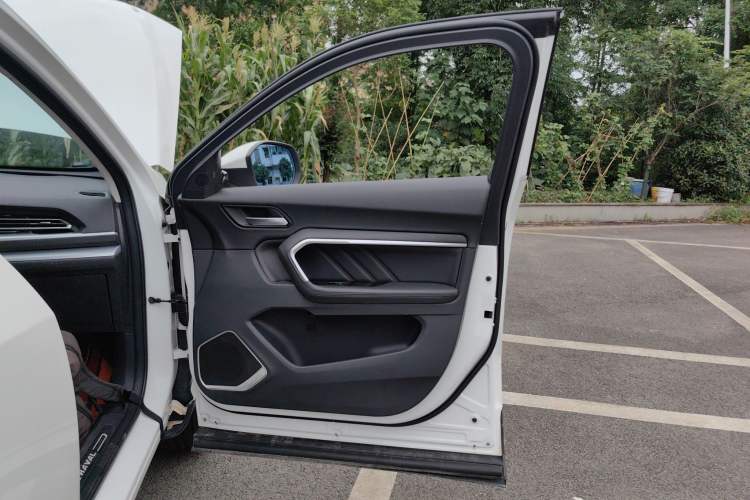 Used Haval H6 2017 Red Label 2.0T Automatic Two-Wheel Drive ZhiShang Model
