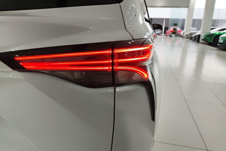 Used Toyota Sienna 2021 2.5L Hybrid Platinum Edition
