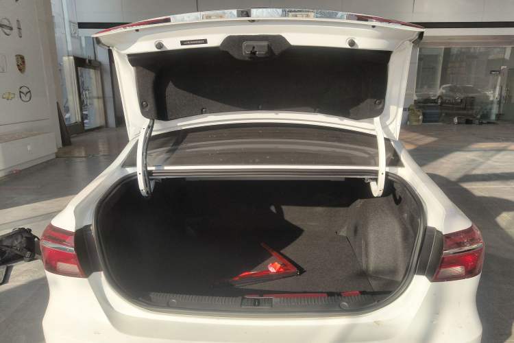 Used Roewe i6 2020 PLUS 1.6L CVT 4G Connected Glory Flagship Edition
