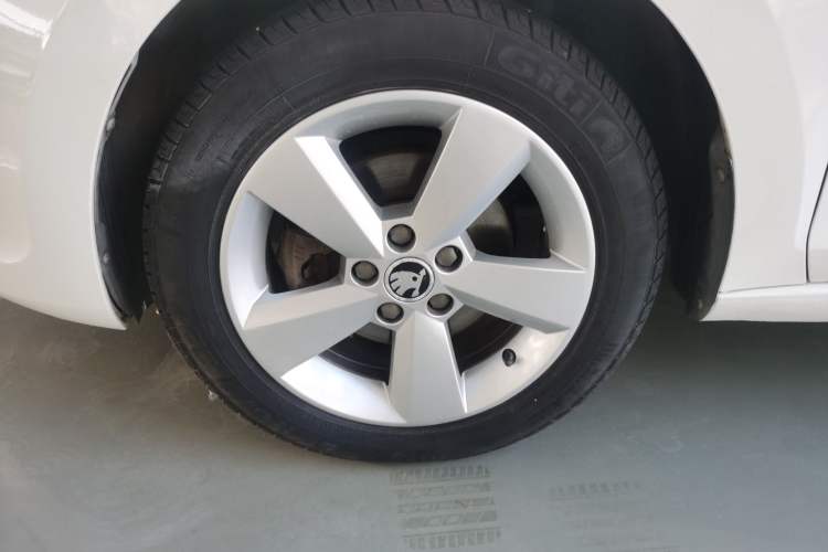 Used Skoda Rapid 2015 1.6L Automatic Smart Selection Model
