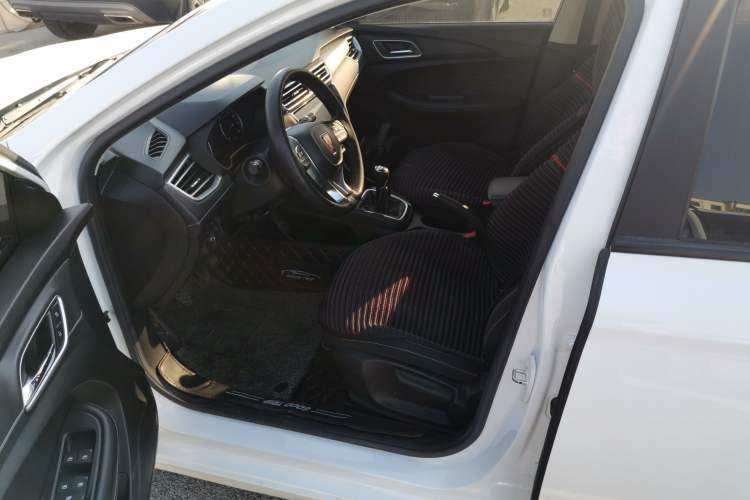 Used Roewe i5 2020 1.5L Manual 4G Connect Luxury Edition
