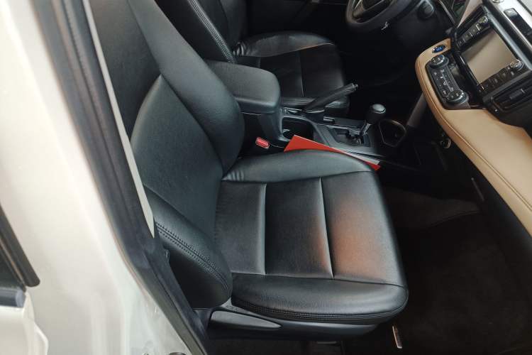 Used Toyota RAV4 2016 2.0L CVT Two-Wheel Drive Fashion Edition China V Standard
