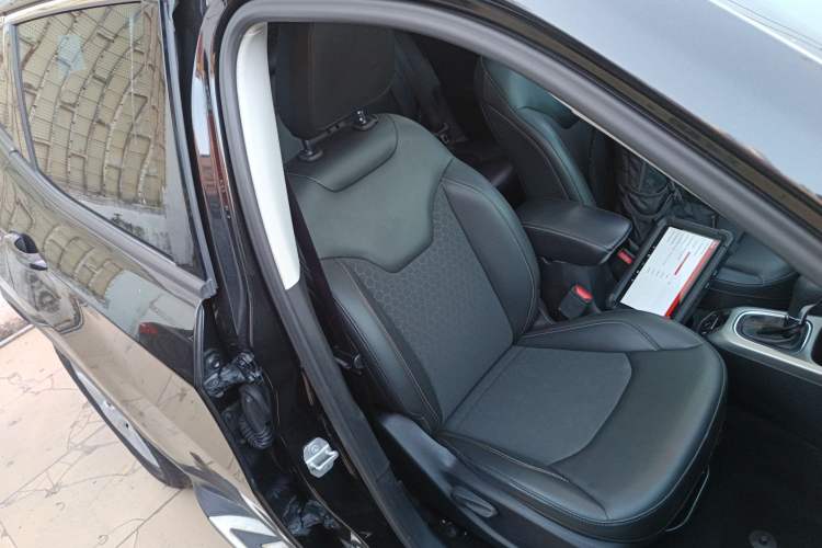 Used  Compass 2019 220T Automatic Enjoyment Version
