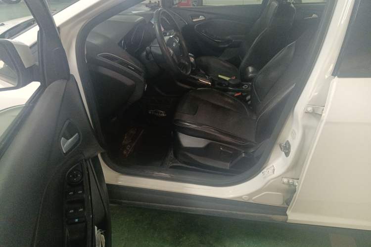 Used Ford Focus 2012 Sedan 1.6L Automatic Fashion Edition