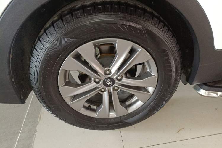 Used Hyundai Santa Fe 2015 2.0T Automatic Two-Wheel Drive Smart Version 5 Seats