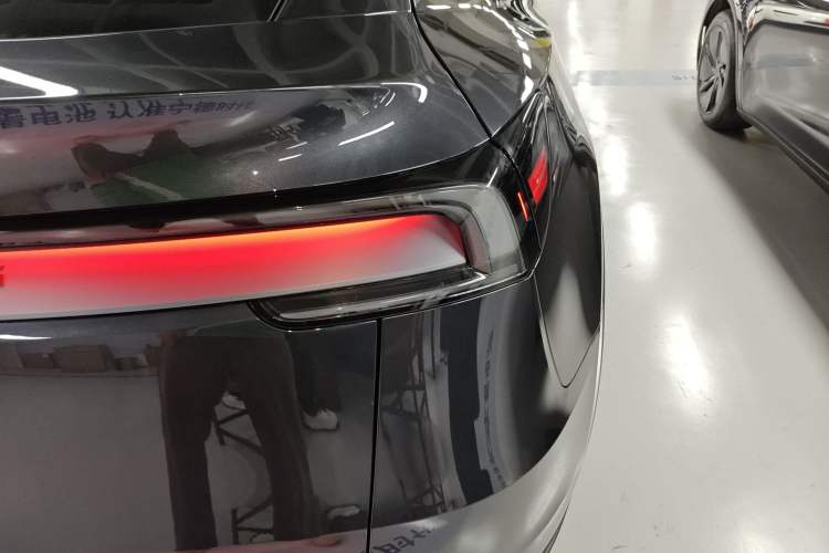 Used Tesla Model Y 2025 Long-Range All-Wheel-Drive Version
