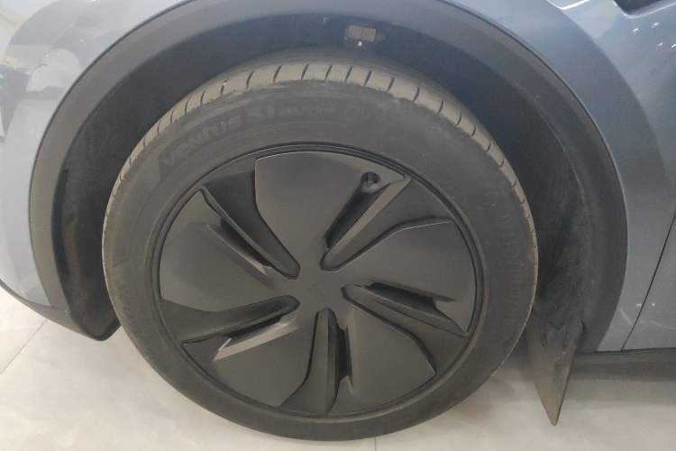 Used Tesla Model Y 2025 Long-Range All-Wheel-Drive Version
