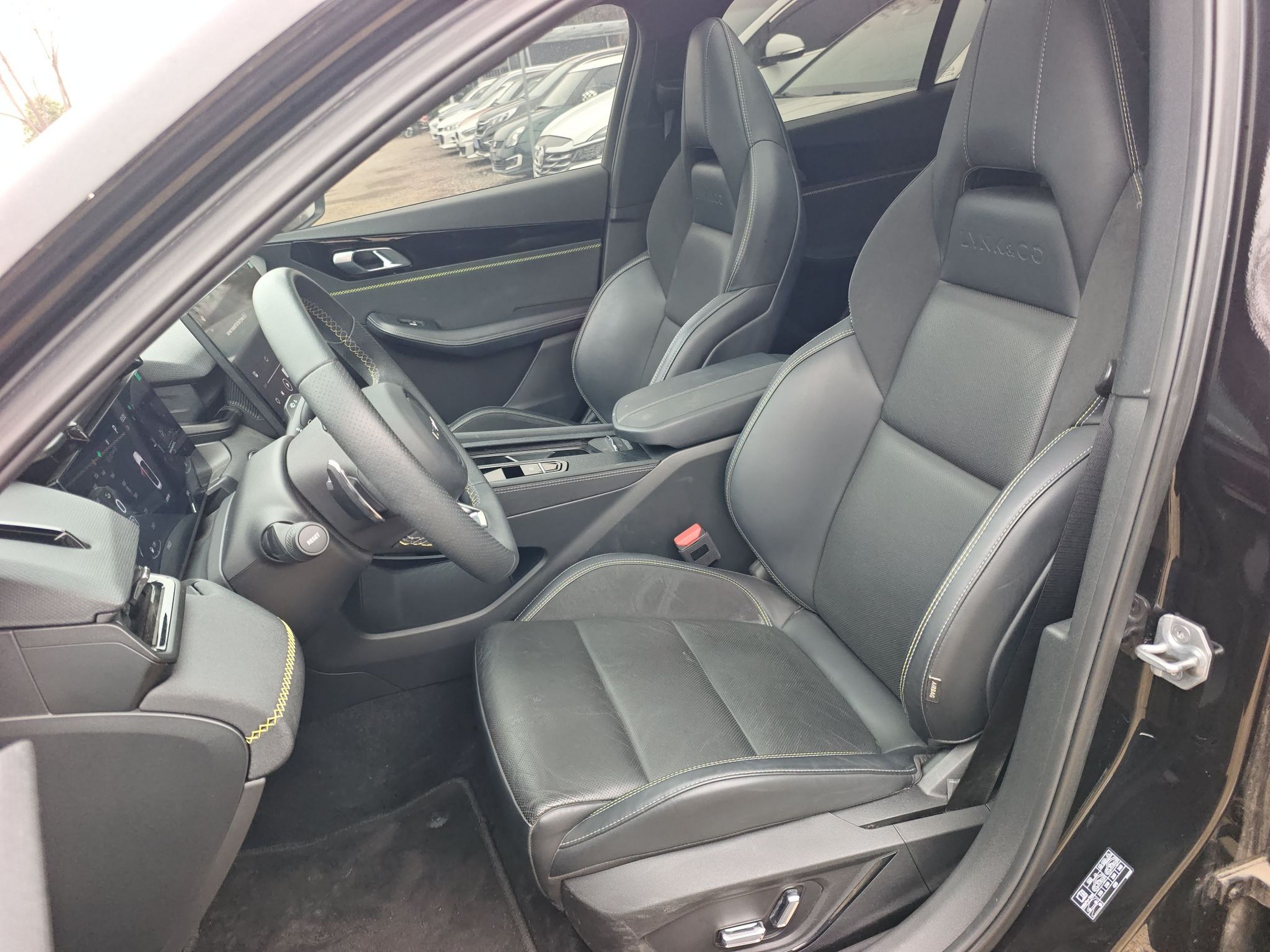 Переднее сиденье в автомобиле