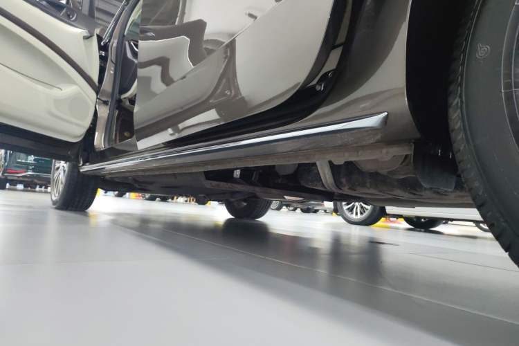 Used Buick GL8 2023 Land Executive Class Comfort Model
