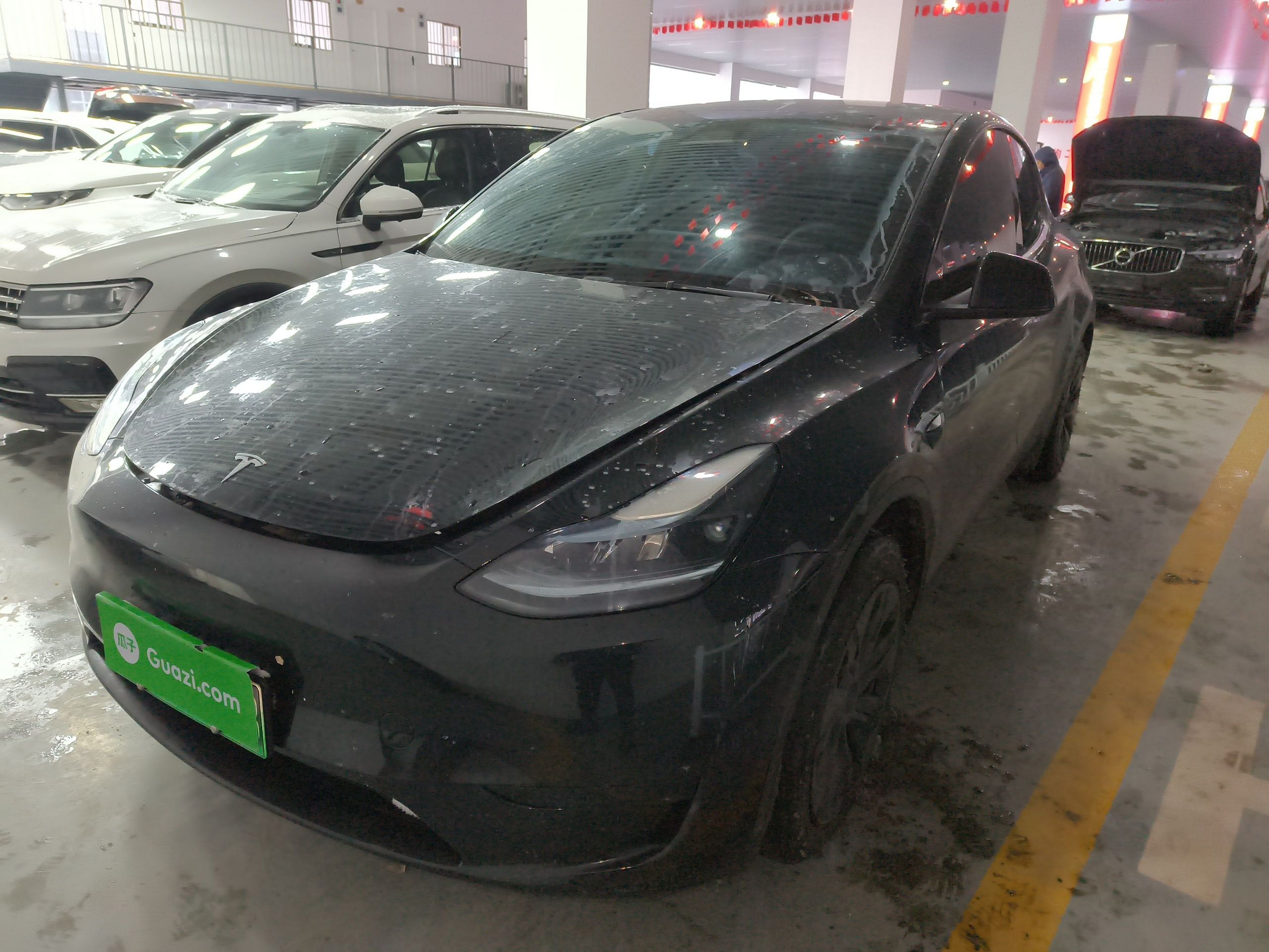 Под передней частью автомобиля