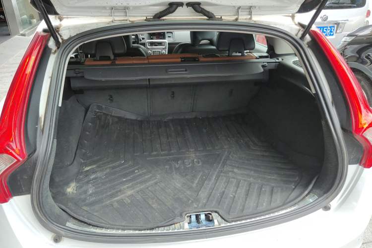 Used Volvo V60 2015 T5 Zhiya Edition
