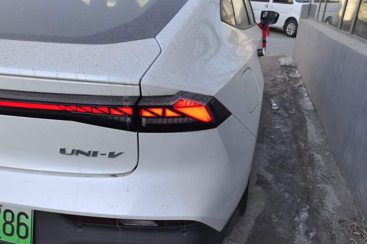 Used Changan UNI-V iDD 2024 Blue Whale Smart Electric iDD 136km Luxury Model
