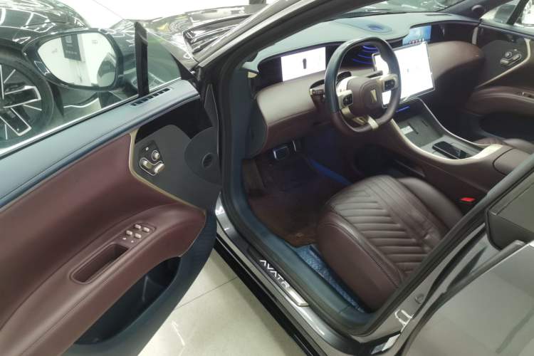 Used  11 2022 Ultra-Long Range Dual-Motor Luxury Edition 4 Seats
