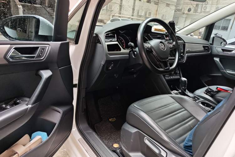 Used Volkswagen Touran 2018 Volkswagen Touran L 280TSI DSG Comfort Edition 7-seater
