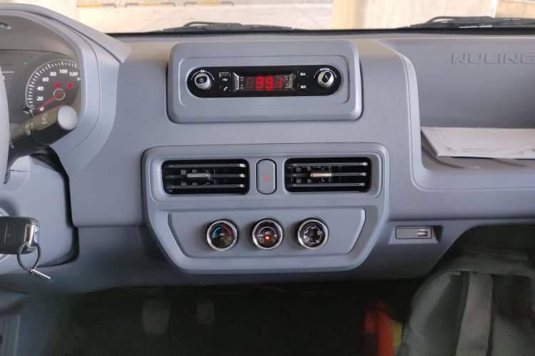 Used Wuling Yangguang 2024 300KM Comfort Version Passenger Van 75kW
