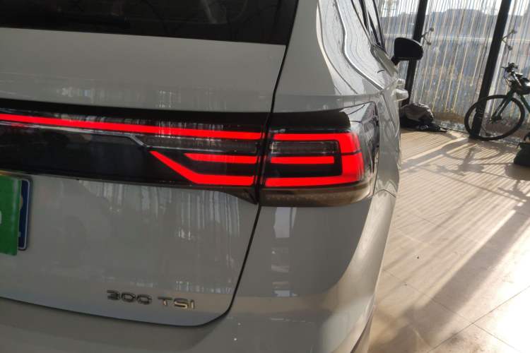 Used Volkswagen Tharu 2023 300TSI Two-Wheel-Drive Crescent Edition
