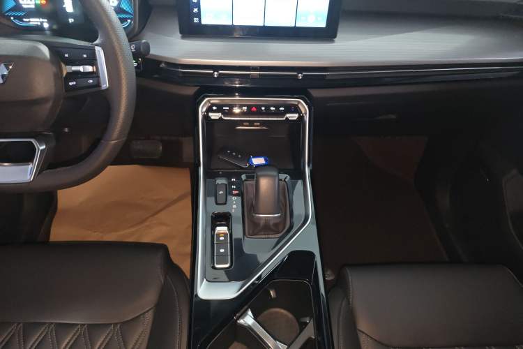 Used Wuling Asta 2022 2.0L DHT Electric-Speed Version
