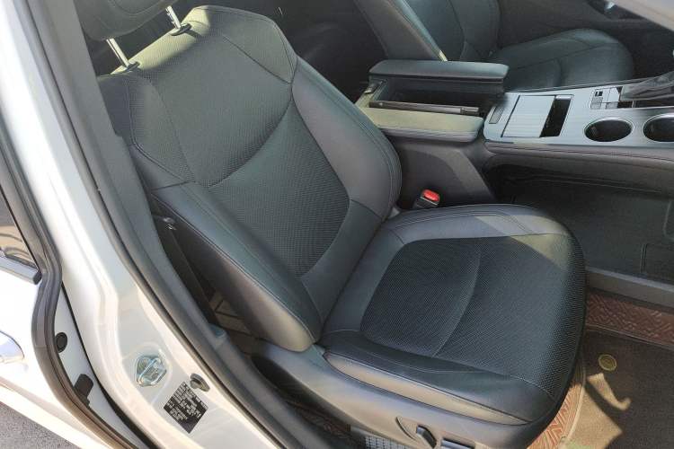 Used Toyota Granvia 2022 2.5L Hybrid Flagship Edition
