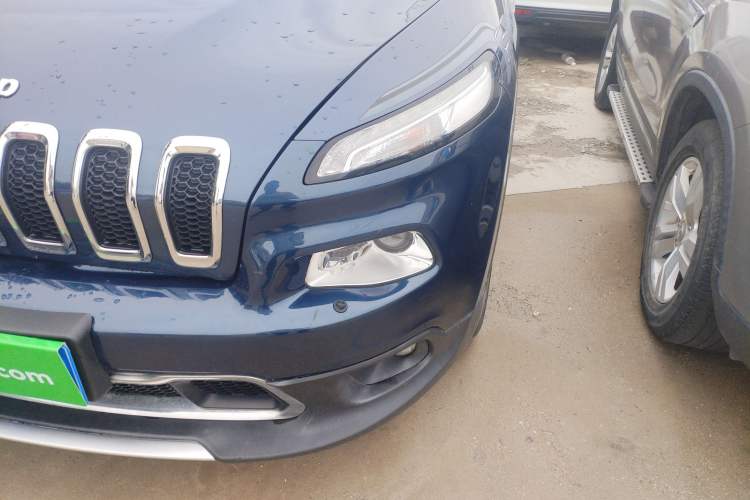 Used  Cherokee 2020 2.0L Two-Wheel Drive Classic Sports Edition
