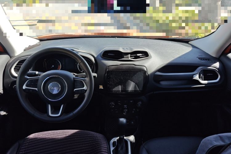 Used  Renegade 2019 220T Automatic Leading Edition
