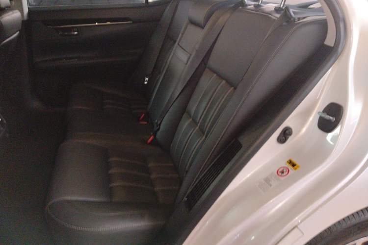 Used Lexus ES 2015 300h Comfort Edition
