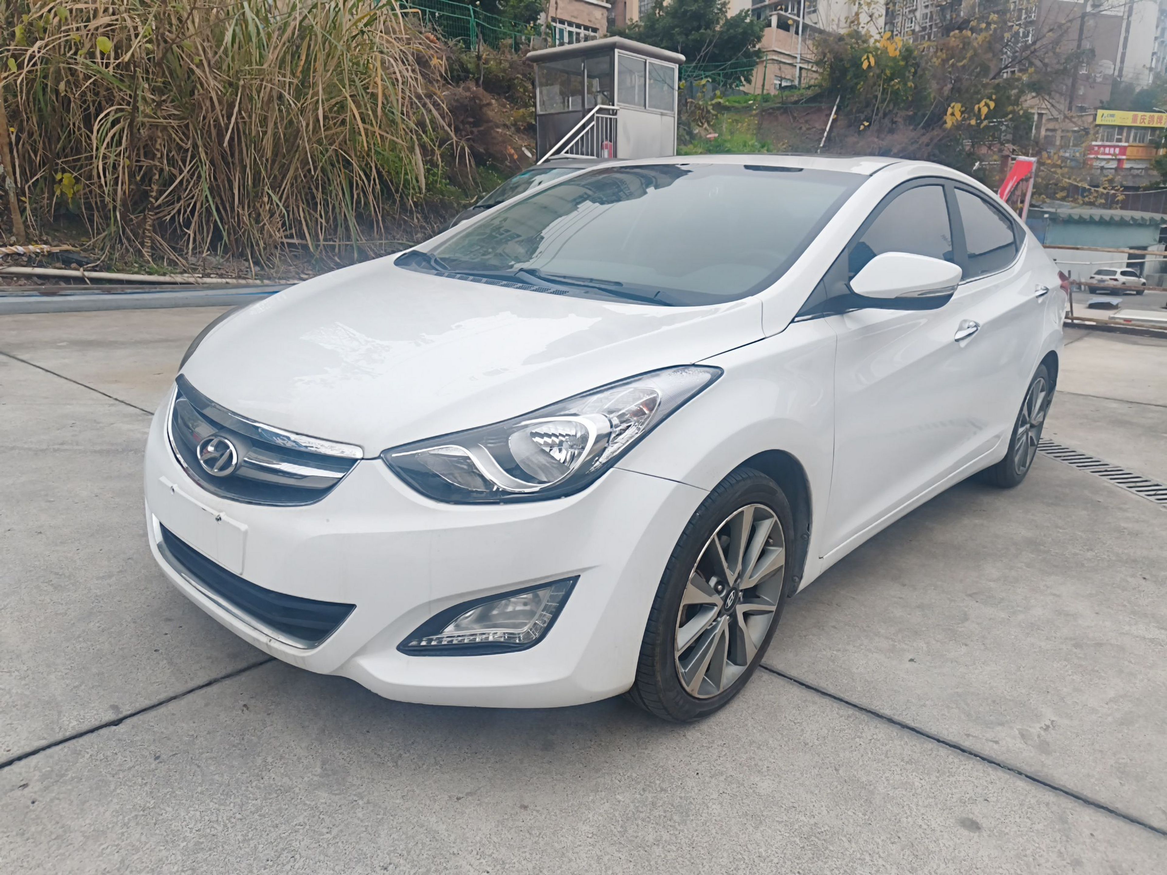 Под передней частью автомобиля