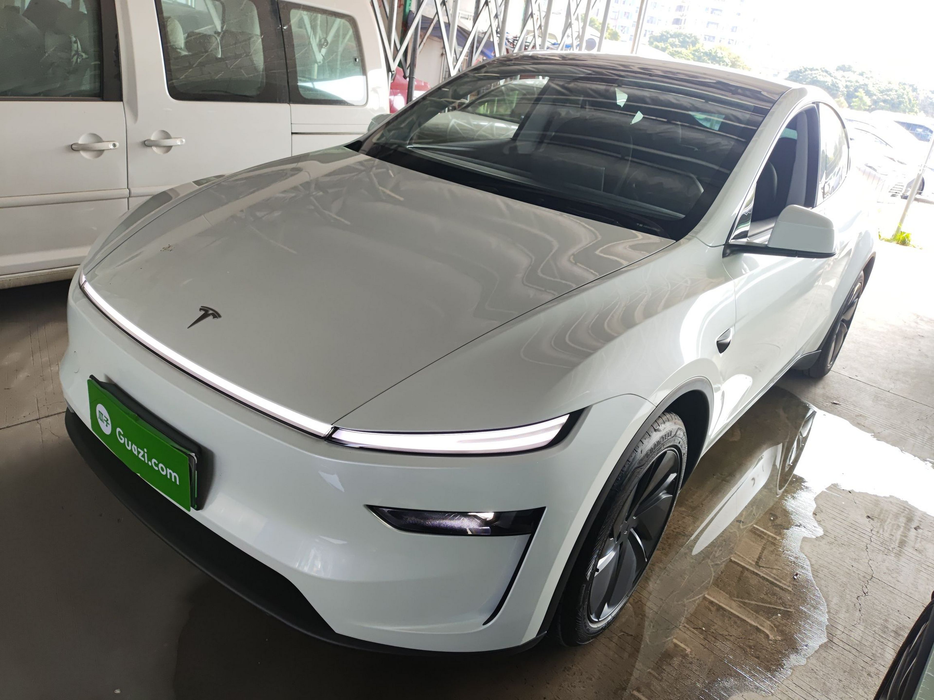 تحت مقدمة السيارة