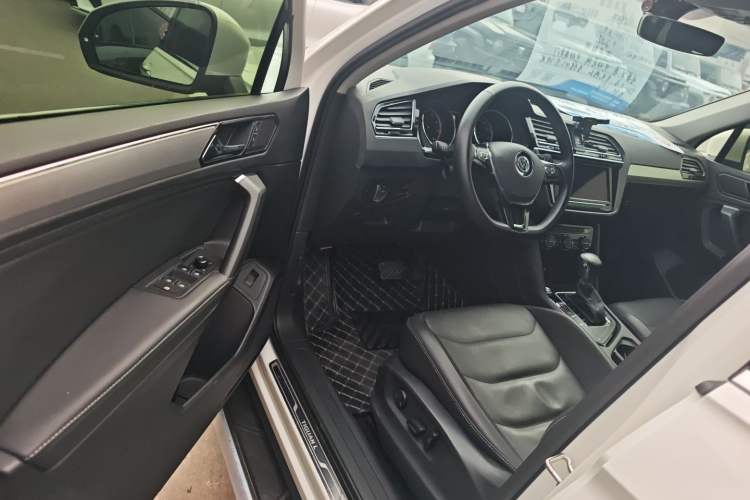 Used Volkswagen Tiguan L 2019 330TSI Automatic Two-Wheel Drive Smart Luxury Version China VI Standard
