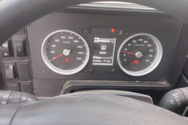 Used Iveco Daily 2021 2.5T A40 M1 Passenger Van 5-9 Seats Long Wheelbase Mid-Roof Design Dual Tires Manual Doors
