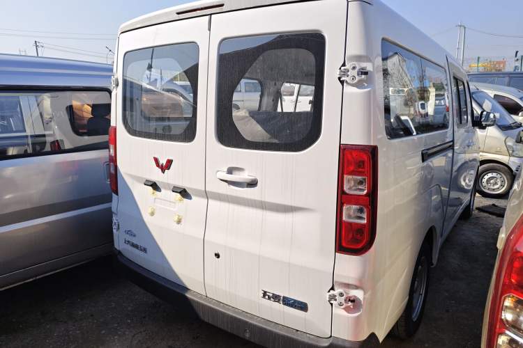 Used Wuling Yangguang 2024 300KM Comfort Version Passenger Van 75kW
