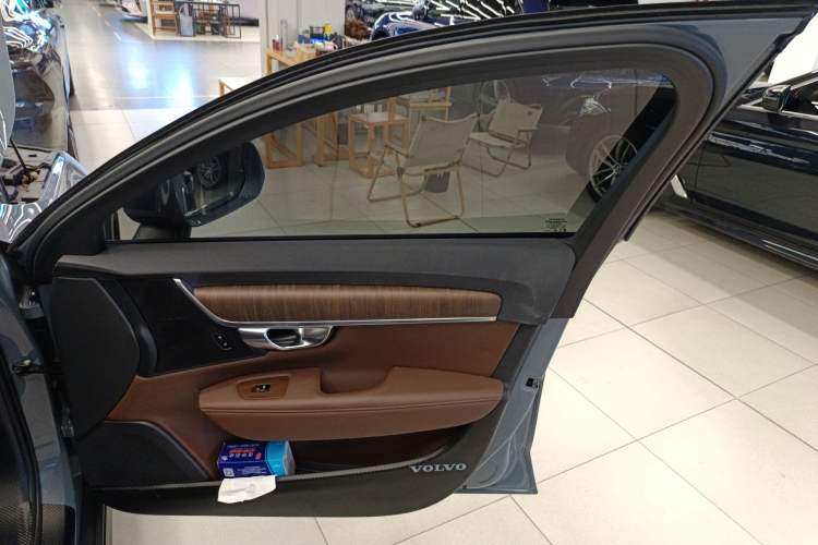 Used Volvo V90 2022 Cross Country B5 AWD Smart Range Edition
