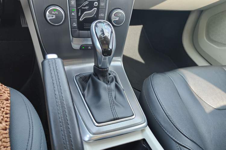 Used Volvo V40 2015 1.6T Zhiyi Edition
