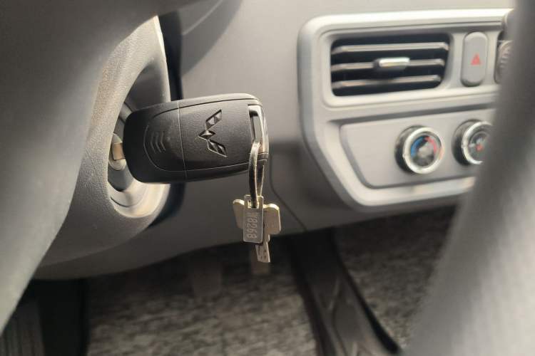 Used Wuling Yangguang 2024 300KM Comfort Version Passenger Van 75kW
