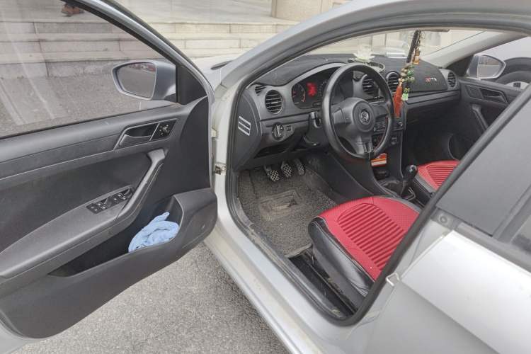 Used Volkswagen Jetta 2015 1.4L Manual Fashion Model
