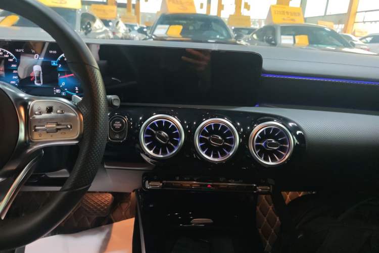 Used Mercedes-Benz A-Class 2022 Restyled A 200 L Sport Sedan Fashion Version
