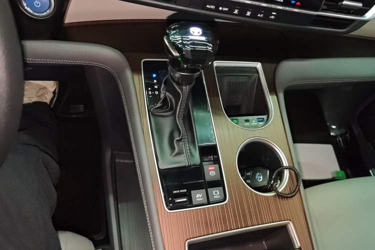 Used Toyota Granvia 2023 2.5L Hybrid Luxury Edition