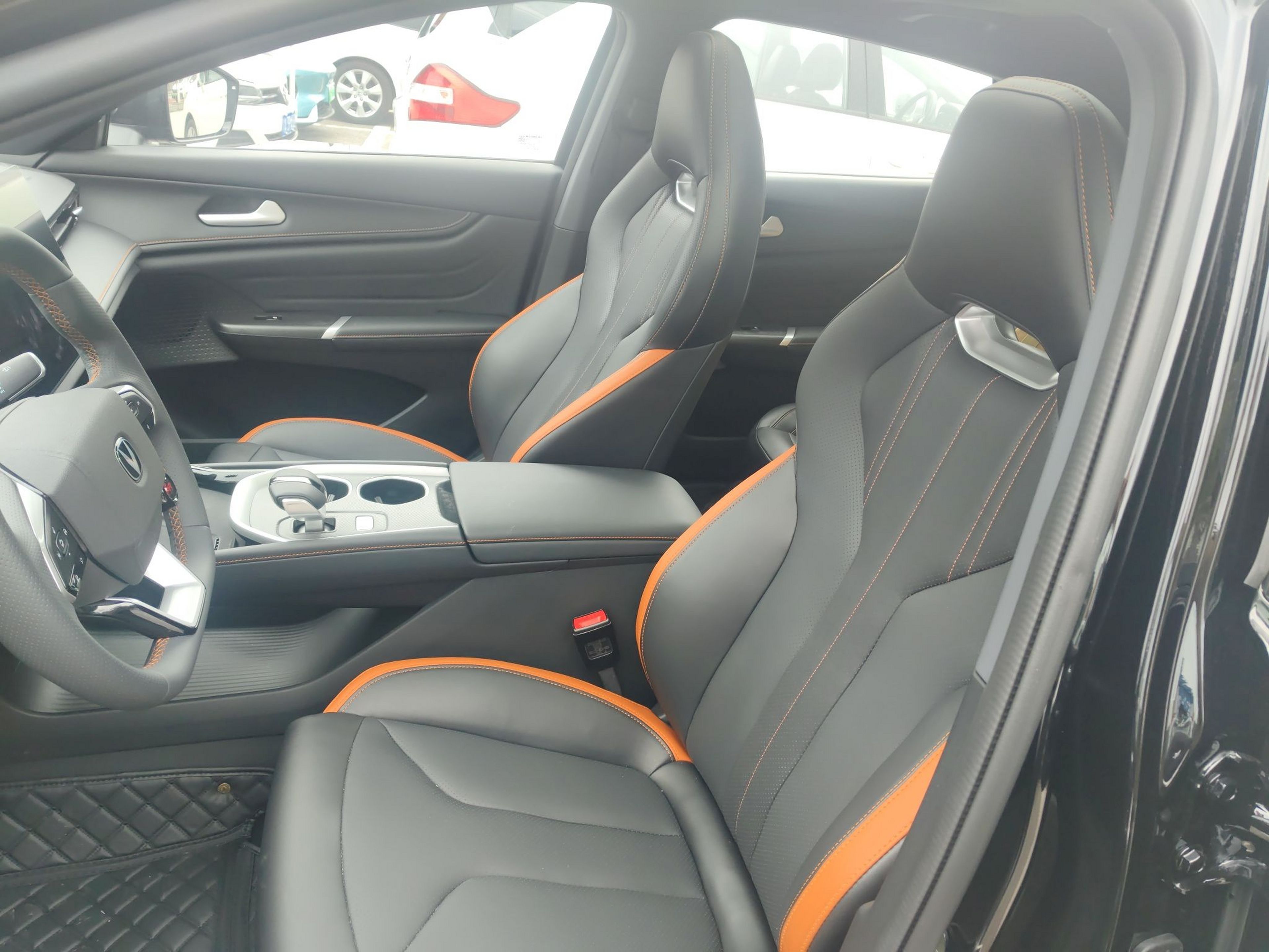 المقاعد الأمامية داخل السيارة