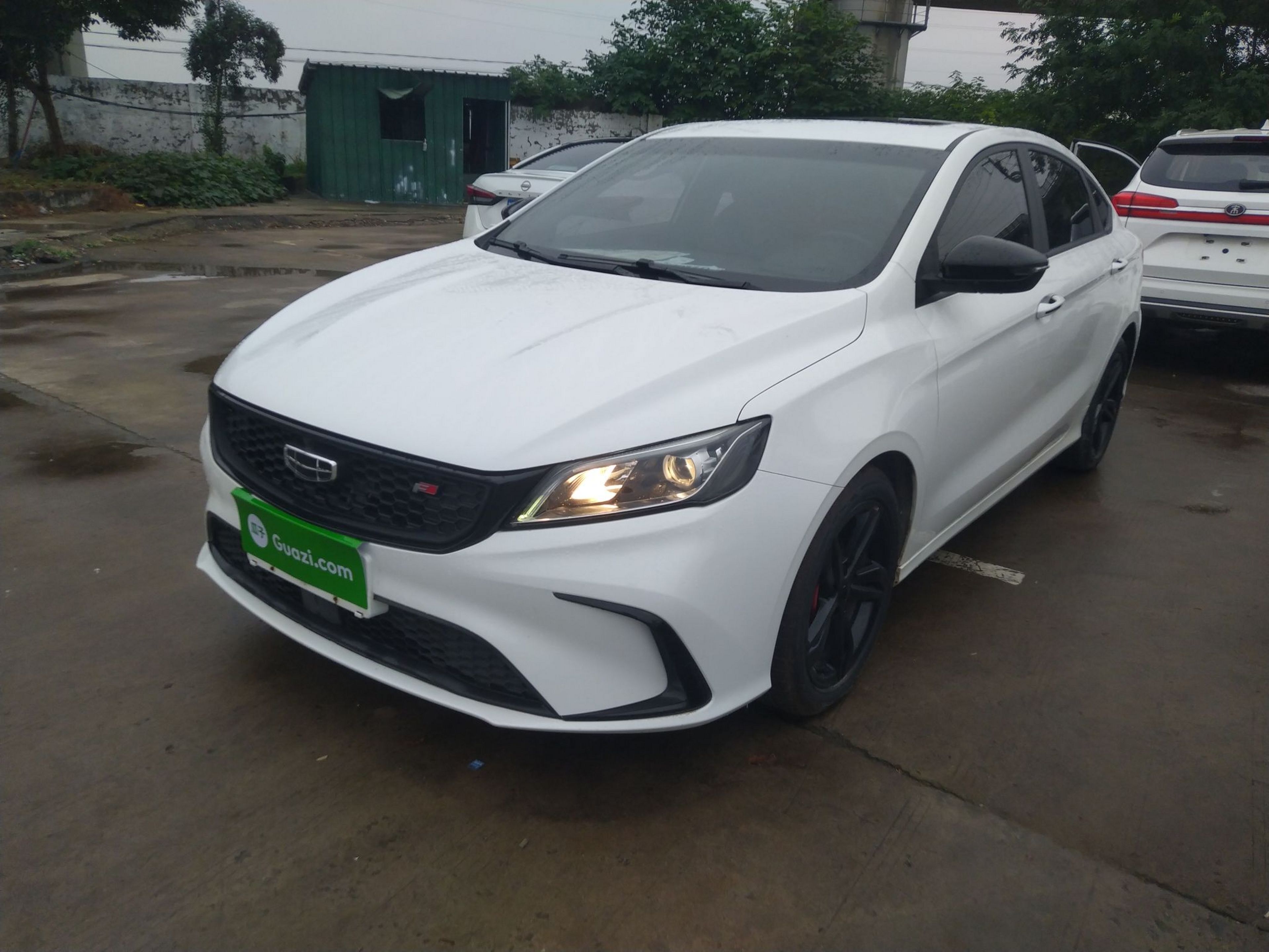 Под передней частью автомобиля