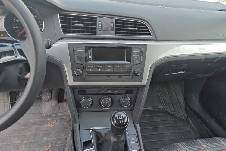 Used Volkswagen Lamando 2015 230TSI Manual Trend Edition
