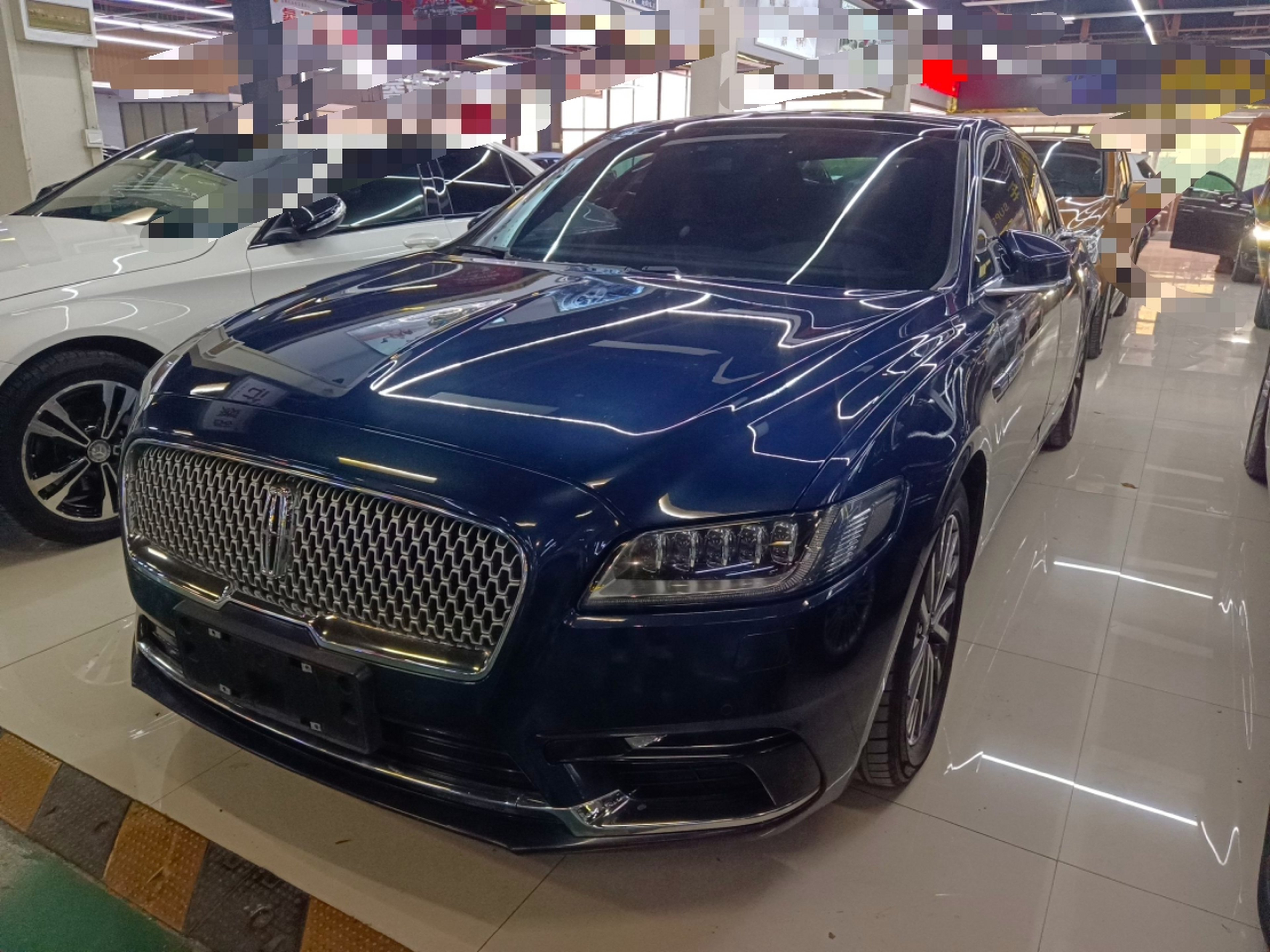 تحت مقدمة السيارة