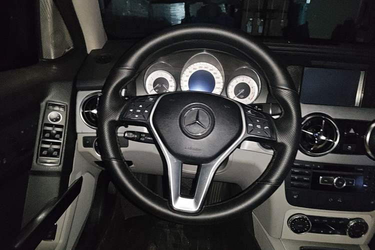 Used Mercedes-Benz GLK-Class 2013 GLK 300 4MATIC Dynamic Sunroof Model