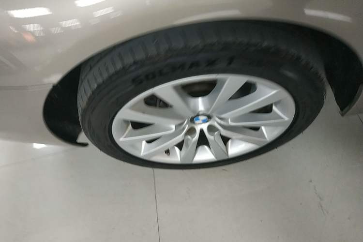 Used BMW 5 Series 2014 528Li Leading Model
